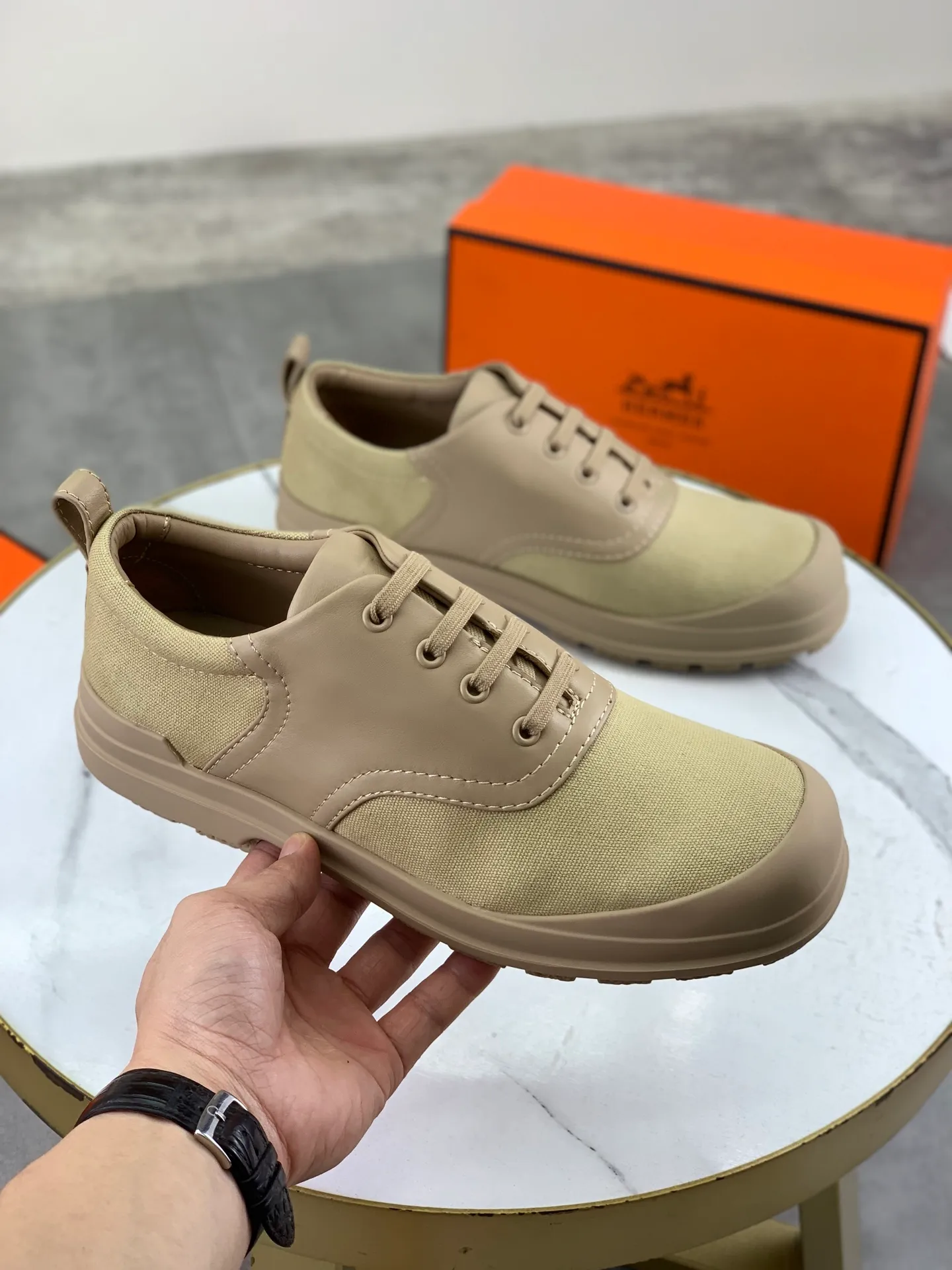 Factory price P740 💰💎💎💎Brand: Hermès Grade: Same as the official website Original quality materials: Original soft calfskin with beef tendon cloth Water-dyed cowhide lining Original Italian rubber outsole Style categories: Men's fashion Formal casual leather shoes Lace-up men's shoes series Young fashion European and American trends British style Size: 39-44 (38.45 can be customized)